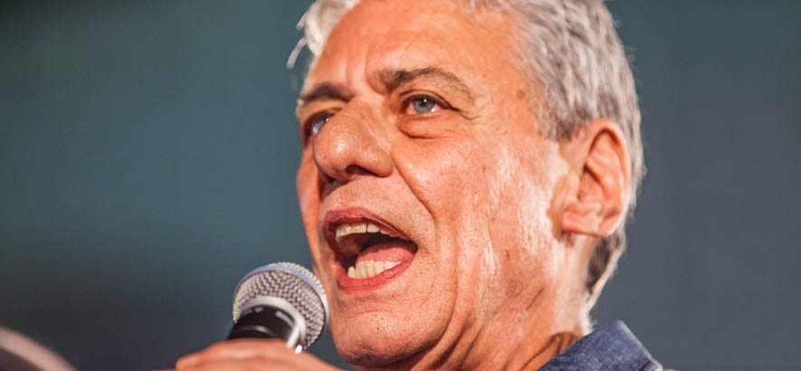 Live-Foto von Chico Buarque, zu dessen 80. Geburtstag sein Song „Construção“ heute unser Track des Tages ist.